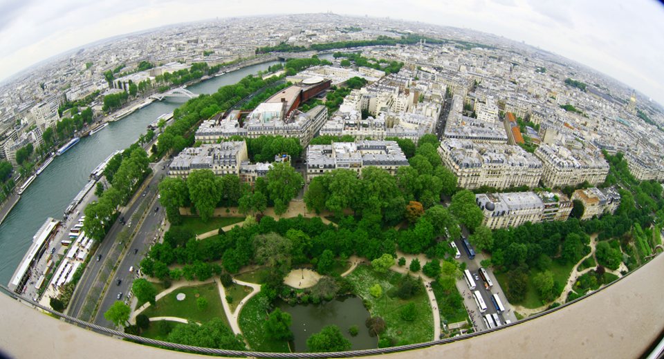 Paris hoa lệ với sông Seine cong vút như sự cách điệu về một thành phố nằm hun hút cong cong trên… vỏ quả địa cầu